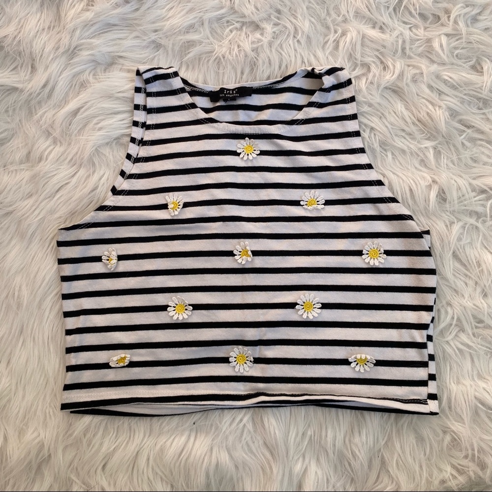 Sleeveless crop top with daisy appliqués.